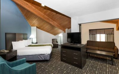 Day use room with TV at Baymont By Wyndham Pella.