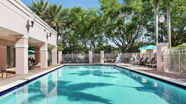 Hotel DoubleTree By Hilton Sunrise image
