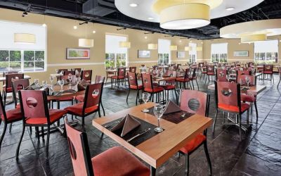 Dining area at DoubleTree By Hilton Sunrise.