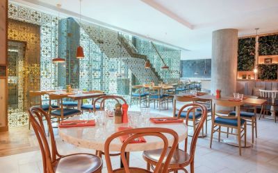 Spacious dining area perfect for coworking at Lincoln Plaza London, Curio Collection By Hilton.
