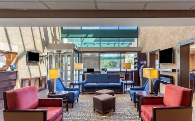 Lounge and lobby at Comfort Suites Oakbrook Terrace.