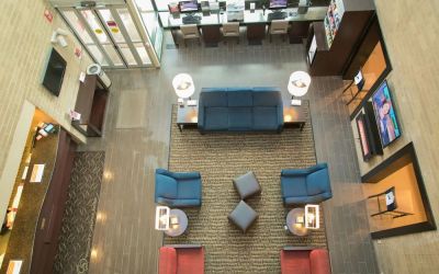 Lobby seating and lounge area at Comfort Suites Oakbrook Terrace.