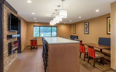 Bar and lounge at Comfort Suites Oakbrook Terrace.