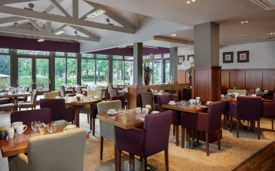 Dining area perfect for coworking at DoubleTree By Hilton Stratford-upon-Avon.