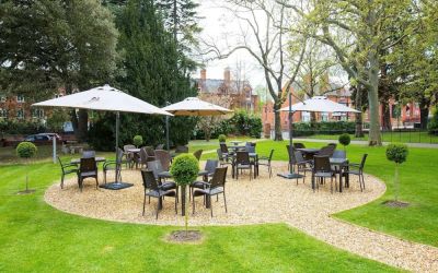 Lovely outdoor garden perfect for coworking at DoubleTree By Hilton Stratford-upon-Avon.