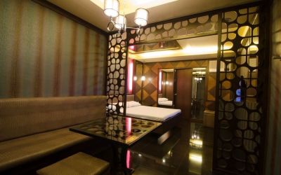 King room at Victoria Court Suites.