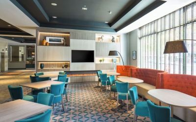 Dining area perfect for coworking at Leonardo Hotel Belfast.