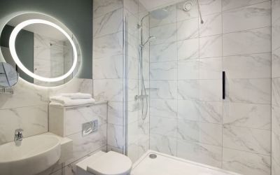 Guest bathroom with shower at Leonardo Royal Hotel Birmingham.