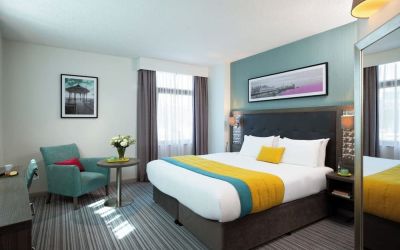 Day use room with natural light at Leonardo Hotel Brighton.