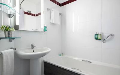 Guest bathroom with shower at Leonardo Hotel Brighton.