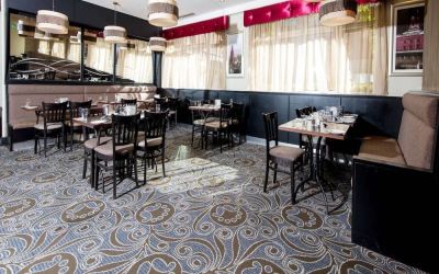 Dining area perfect for coworking at Leonardo Hotel Cork.
