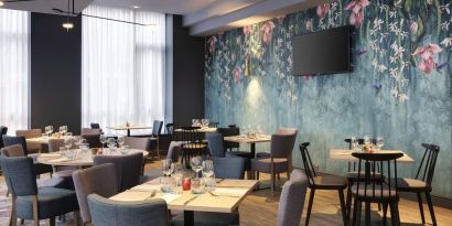 Dining area perfect for coworking at Leonardo Hotel London Croydon.