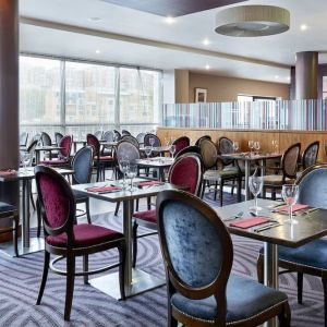 Dining area perfect for coworking at Leonardo Hotel Newcastle Quayside.