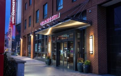 Hotel entrance at Leonardo Hotel London Watford.