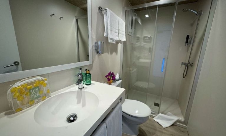Guest bathroom at INN Mallorca Aparthotel.