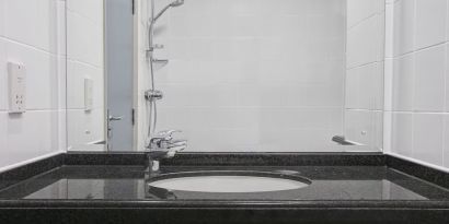 Private bathroom at Leonardo Hotel East Midland Airport.