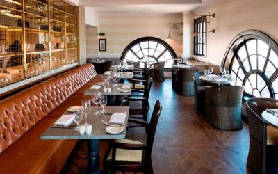 Dining area perfect for coworking at Hotel Gotham. 