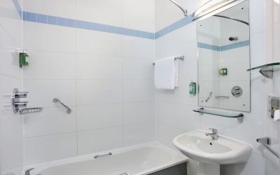 Private bathroom at Leonardo Hotel Southampton.