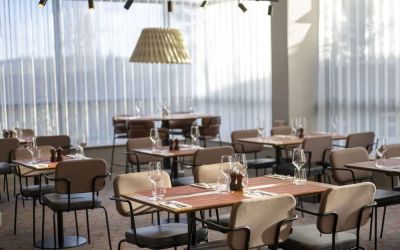 Dining area perfect for coworking at Hilton Garden Inn London Heathrow Airport.
