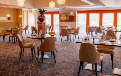 Dining area perfect for coworking at Hilton Northampton.