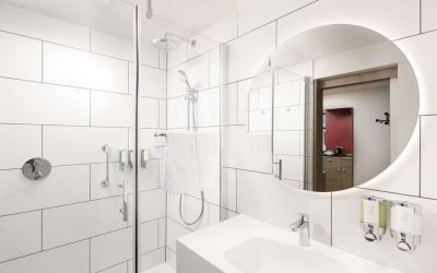 Guest bathroom with shower at Hampton By Hilton London City. 