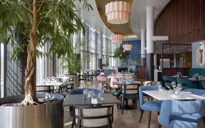 Dining area perfect for coworking at DoubleTree By Hilton London Excel.
