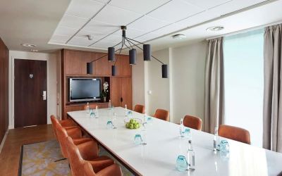 Professional meeting room at DoubleTree By Hilton London Excel.
