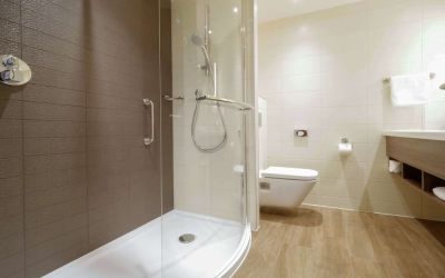 Guest bathroom with shower at Hilton Garden Inn Birmingham Airport.