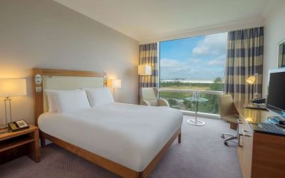 King guestroom with desk and TV screen at the Hilton Reading.