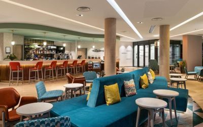 Dining area perfect for coworking at Hampton By Hilton Torquay.