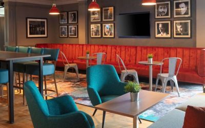 Dining area perfect for coworking at DoubleTree By Hilton Edinburgh Airport.