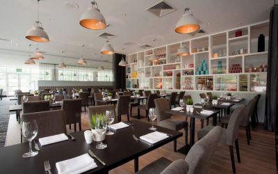 Dining area perfect for coworking at DoubleTree By Hilton Coventry.