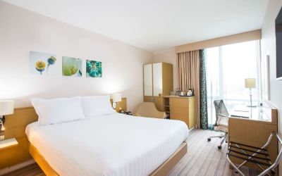 King bed with natural light at Hilton Garden Inn Glasgow City Centre.