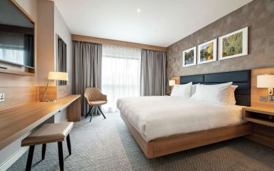 Day use room with natural light at Hilton Garden Inn Abingdon Oxford.