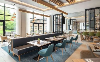 Spacious dining area perfect for coworking at Hilton Garden Inn Abingdon Oxford.