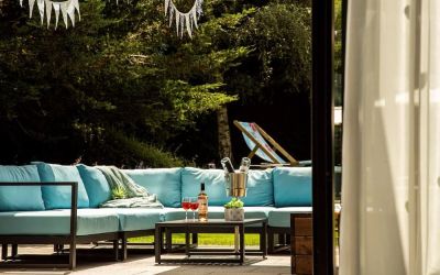 Comfortable outdoor seating available at Hilton Garden Inn Abingdon Oxford.