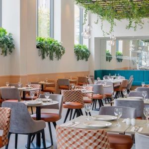 Dining area perfect for coworking at Hilton Garden Inn Stoke On Trent.
