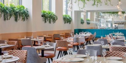 Dining area perfect for coworking at Hilton Garden Inn Stoke On Trent.
