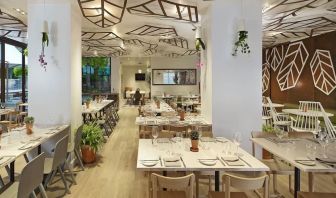 Spacious dining area perfect for coworking at DoubleTree By Hilton London - Hyde Park.