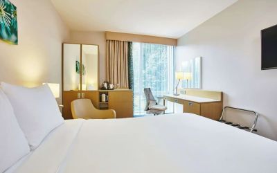 King room with work desk, TV and lounge area at the Hilton Garden Inn Birmingham Brindleyplace.