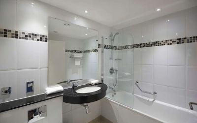 Guest bathroom at the DoubleTree by Hilton Bristol North.