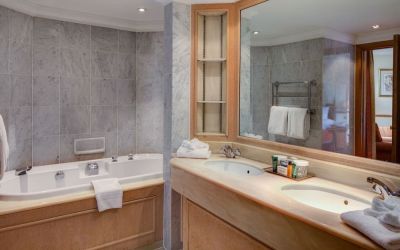 Day use guest bathroom with tub and toiletries at the Hilton Birmingham Metropole.