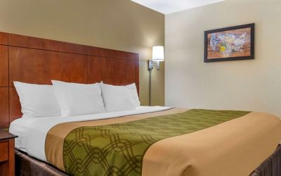 Romantic king room at Coratel Inn & Suites By Jasper River Falls.
