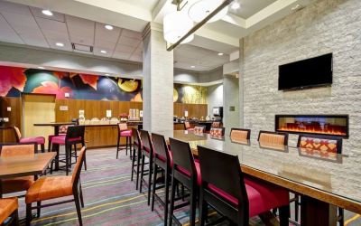 Dining area perfect for coworking at Fairfield By Marriott Guelph.