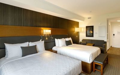 Twin bed day use room with sofa, work desk and private bathroom at Executive Residency By Best Western.