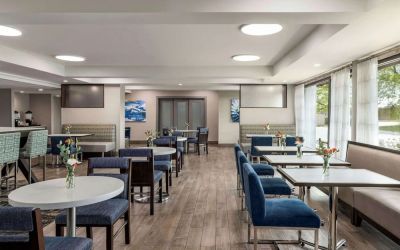 Dining area perfect for coworking at Hampton Inn Chicago O`Hare.