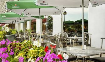 Outdoor patio perfect for coworking at Congress Plaza Hotel.