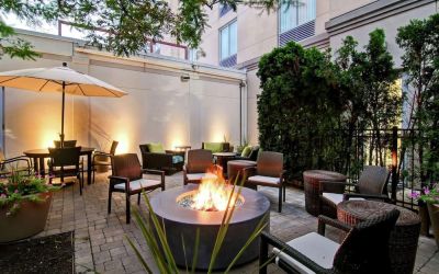 Hotel patio with fire place at Hilton Garden Inn Toronto/Burlington.