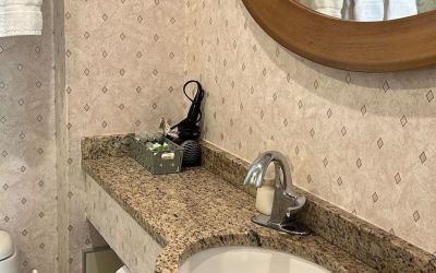 Private guest bathroom at Parc Suites Hotel.