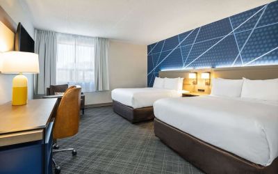 Bright and spacious twin room with work desk and TV at Comfort Inn & Suites Barrie.